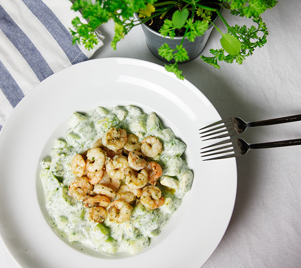 Gurken Avocado Salat mit Garnelen
