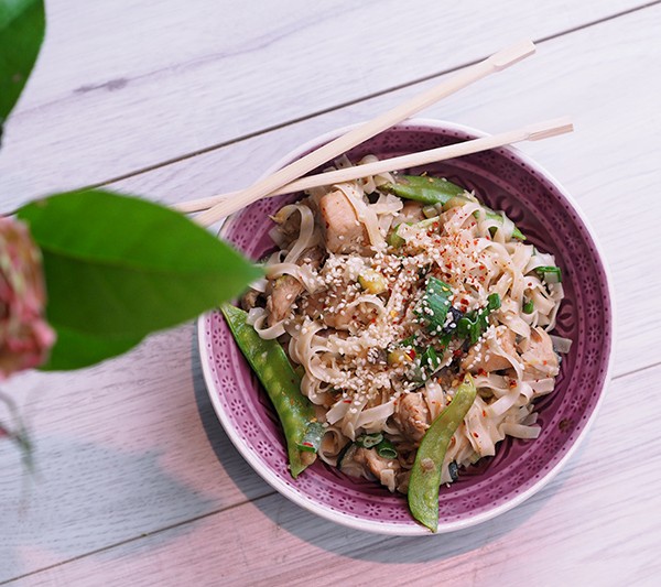 Asianudeln mit Erdnusssauce