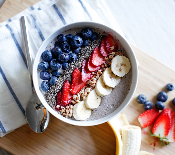 Smoothie Bowl mit Haferflocken und Bananen